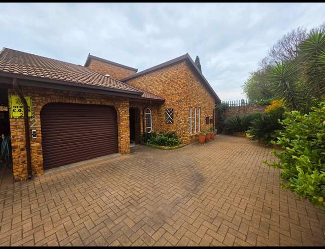3 BEDROOM TOWNHOUSE FOR SALE IN GLEN MARAIS
